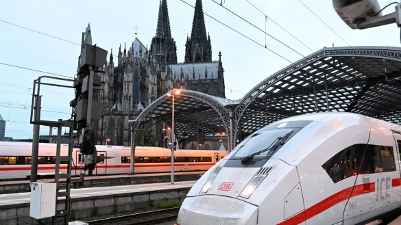 1.300 Z&uuml;ge pro Tag, Hunderttausende Reisende: Der K&ouml;lner Hauptbahnhof ist eine zentrale Drehscheibe f&uuml;r den Bahnverkehr. (Archivbild) - &copy; Roberto Pfeil/dpa
