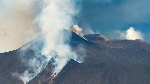 Der rund 3.350 Meter hohe &Auml;tna ist Europas gr&ouml;&szlig;ter aktiver Vulkan. (Archivbild) - &copy; Giuseppe Distefano/AP/dpa
