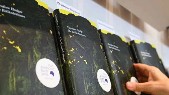 Es dürfte eines der aktuell gefragtesten Bücher sein, doch wer den Roman kaufen will, sucht mitunter vergeblich nach «Die Holländerinnen». - © Arne Dedert/dpa