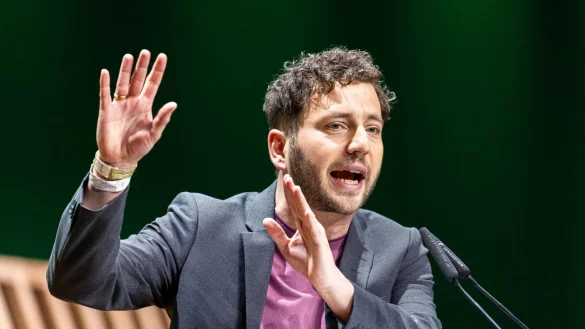 Für den Klimaschutz will der Grünen-Vorsitzende Felix Banaszak Wohlhabende zur Kasse bitten. - © Michael Matthey/dpa