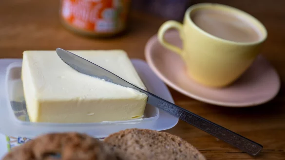 Ende 2024 kostete ein P&auml;ckchen Butter 2,39 Euro, nun sind es nur noch 1,39 Euro. - &copy; Monika Skolimowska/dpa