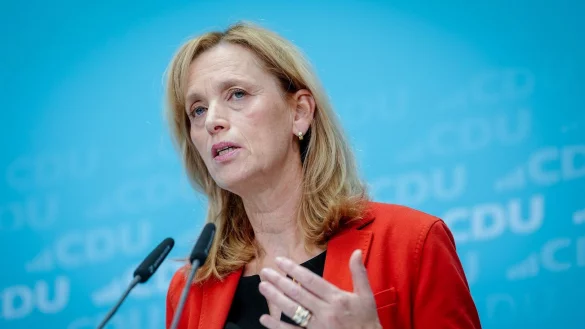 Bildungsministerin Prien berichtet von Überlegungen unter Juden, ob sie sich vorsorglich ein Finanzpolster im Ausland anlegen sollen. - © Kay Nietfeld/dpa