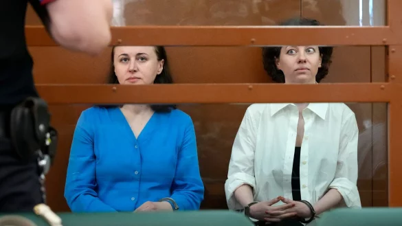 Die russische Justiz verurteilte zwei Theatermacherinnen wegen angeblicher Rechtfertigung von Terrorismus. (Archivbild) - © Alexander Zemlianichenko/AP/dpa