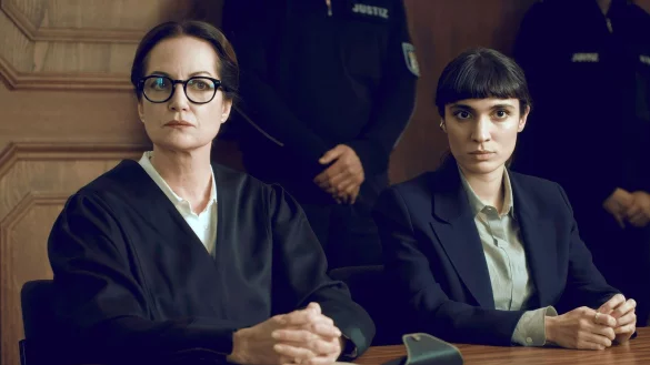 Die Anwältin Annabelle Martinelli (Natalia Wörner, l) verteidigt die Polizistin Layla Rekabi (Maral Keshavarz, r) vor Gericht in einer Szene des Fernsehfilms «Maria hat Angst» (undatiert). Der Fernsehfilm wird am 28.11.2025 auf Arte ausgestrahlt. - © Alexander Sachs/Arte/ZDF/dpa