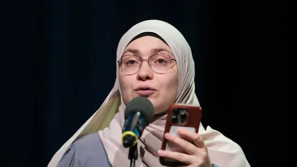 Ayse Irem hat sich im Finale der Deutschsprachigen Meisterschaft im Poetry Slam in Chemnitz den Titel geholt. - &copy; Sebastian Willnow/dpa