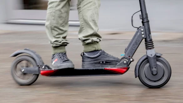 Ein Mann hat sich beim Sturz mit einem E-Scooter lebensgef&auml;hrlich verletzt. (Archivbild) - &copy; Christoph Soeder/dpa