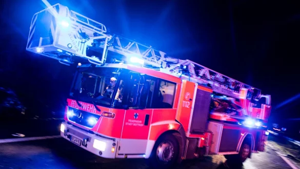 Die Feuerwehr rückte mit zwei Drehleitern zum Brand in Köln-Porz aus. (Symbolbild) - © Marcel Kusch/dpa