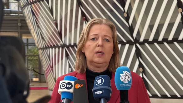 «Wir werden sie hier aufnehmen, wie wir alle anderen auch aufgenommen haben», sagt Arbeitsministerin Bärbel Bas über junge Männer aus der Ukraine. - © Ansgar Haase/dpa