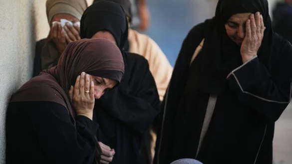 Die von der Hamas kontrollierte Gesundheitsbehörde im Gazastreifen geht davon aus, dass noch zahlreiche Tote unter Trümmern verschüttet sind. (Archivbild) - © Abdel Kareem Hana/AP/dpa