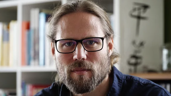 Der heute 40-jährige Rene Pickhardt berichtet, er sei von seiner Ex-Freundin emotional und körperlich missbraucht worden. - © Andreas Arnold/dpa