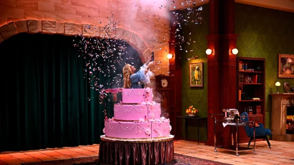 Bill Kaulitz kletterte aus einer Torte. - &copy; Willi Weber/ ARD Degeto Film/ORF/Constantin Entertainment/dpa