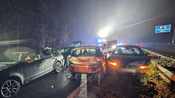 Etliche Autos sind in eine Massenkarambolage auf der A1 bei Münster verwickelt. - © Helmut Etzkorn/dpa