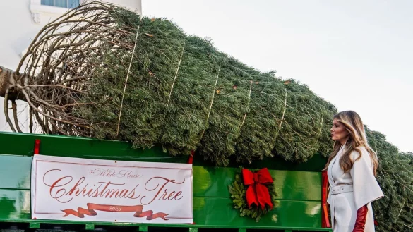 Melanie Trump nimmt den Weihnachtsbaum in Empfang. - © Julia Demaree Nikhinson/AP/dpa