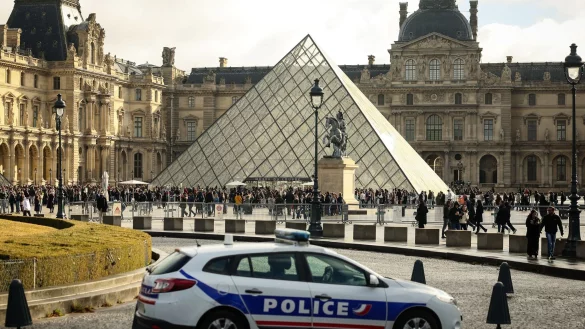 Die Ermittler melden nach dem Raubüberfall auf den Louvre einen Fahndungserfolg. - © Thomas Padilla/AP/dpa