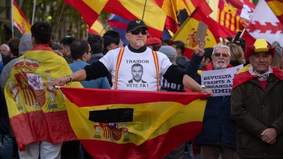 Eine ähnlich große Demo gegen Sánchez hatte es zuletzt im Juni gegeben. - © Fernando Sánchez/EUROPA PRESS/dpa