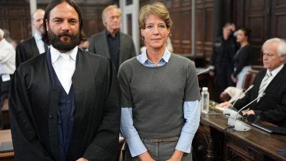 Anwalt Ingo Bott und seine Mandantin Christina Block stehen vor Prozessbeginn im Gerichtssaal. - &copy; Marcus Brandt/dpa/dpa Pool