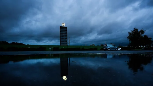 VW in Wolfsburg rutscht in die roten Zahlen - wegen der Probleme bei Porsche. (Archivbild) - &copy; Julian Stratenschulte/dpa