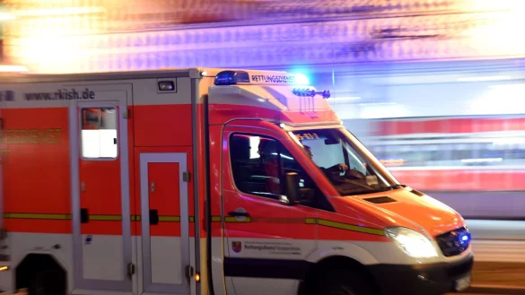 Das Mädchen wurde an einem Kreisverkehr überrollt. (Symbolbild) - © Carsten Rehder/dpa