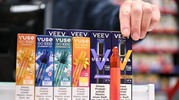 Sie sind bunt designt und haben Geschmacksrichtungen wie &laquo;Watermelon Ice&raquo; oder &laquo;Classic Mint&raquo;: Einweg-E-Zigaretten von Philip Morris (Marke Veev) und British American Tobacco (Vuse). - &copy; Wolf von Dewitz/dpa