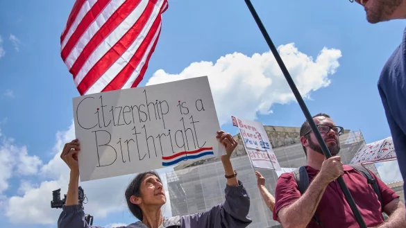 Das juristische Tauziehen um das umstrittene Dekret zum Geburtsrecht landet erneut vor dem Supreme Court landen. (Archivbild) - © Jacquelyn Martin/AP/dpa