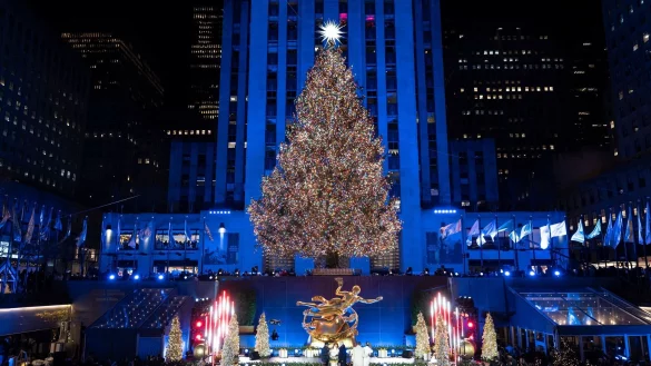Der hell erleuchtete Weihnachtsbaum am Rockefeller Center gehört fest zum traditionellen Weihnachtsprogramm der Millionenmetropole New York. - © Yuki Iwamura/AP/dpa
