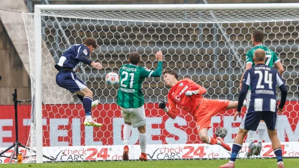 Das erste Heimtor im vierten Heimspiel: Sebastian Gr&ouml;nning erzielt das 1:0 gegen Preu&szlig;en M&uuml;nster. - &copy; Andreas Gora/dpa