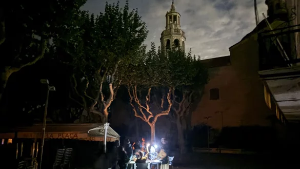 W&auml;hrend des Blackouts sitzen G&auml;ste eines Stra&szlig;encaf&eacute;s in der Kleinstadt Premi&agrave; de Mar bei Barcelona im Licht von Taschenlampen und trinken lauwarmes Bier. (Archivbild) - &copy; Jan-Uwe Ronneburger/dpa