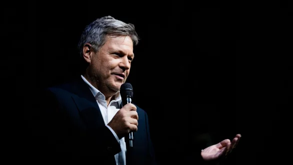 Robert Habeck reist für ein Gespräch über Wahrheit und Dichtung zur Lit.Cologne an. (Archivbild) - © Christoph Soeder/dpa