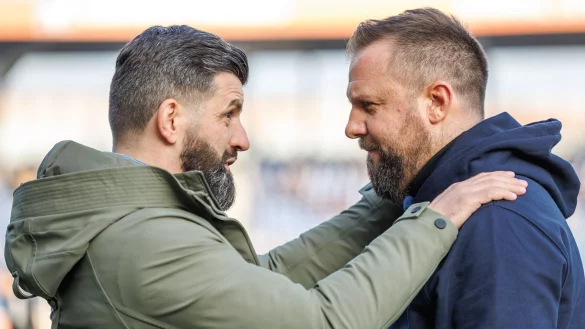 Trainerkollegen: Miron Muslic (l) von Schalke 04 und Heiner Backhaus von Eintracht Braunschweig. - &copy; Andreas Gora/dpa