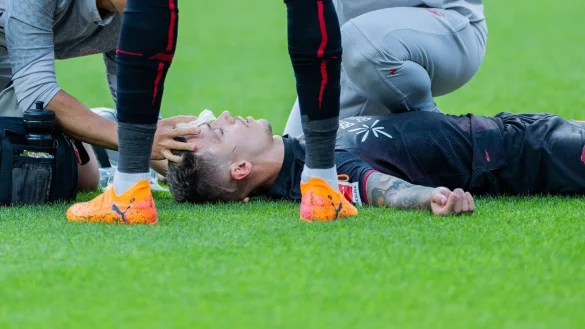 Bayer Leverkusens Kapit&auml;n Alejandro Grimaldo liegt nach einem Zusammenprall auf dem Boden. - &copy; Rolf Vennenbernd/dpa