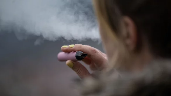 Gerade bei jungen Menschen sind E-Zigaretten beliebt. - &copy; Marijan Murat/dpa