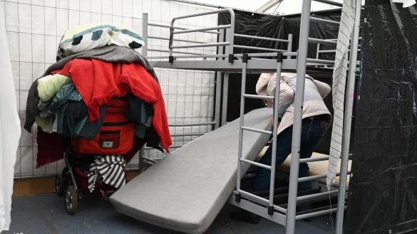 In den Zeiten der gr&ouml;&szlig;ten &Uuml;berlastung wurden mancherorts Gefl&uuml;chtete in Sporthallen einquartiert. (Archivbild) - &copy; Arne Dedert/dpa