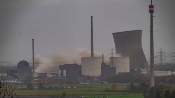 Erst fiel der linke K&uuml;hlturm, dann der rechte. - &copy; Peter Kneffel/dpa