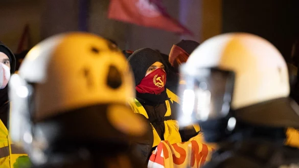 AfD-Gegner aus ganz Deutschland wurden in Gießen erwartet. - © Lando Hass/dpa