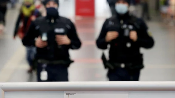 Mehr Sicherheit soll es an Silvester und Neujahr an den Bahnh&ouml;fen durch ein Waffenverbot geben. (Symbolbild) - &copy; Roland Weihrauch/dpa