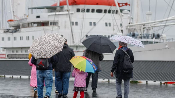 An den K&uuml;sten ist auch am Sonntag noch mit Regen und Sturm zu rechnen. - &copy; Markus Scholz/dpa