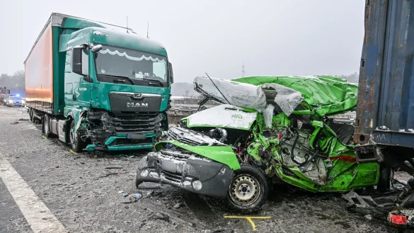 Bei einem Unfall in Bayern sterben mindestens drei Menschen. - &copy; Jason Tschepljakow/dpa
