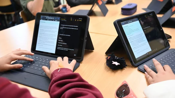 Auch in NRW wird nun das neue KI-Werkzeug eingeführt (Archivbild) - © Carmen Jaspersen/dpa