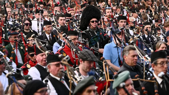 Eine von AC/DC\\\'s ber&uuml;hmtesten Rockhymnen erf&uuml;llte die Innenstadt. - &copy; Joel Carrett/AAP/dpa