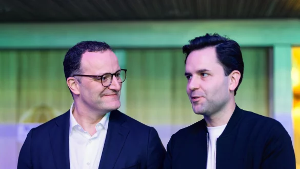Unionsfraktionschef Jens Spahn will die jungen CDU-Abgeordneten wie Johannes Winkel überzeugen, für die Reformpläne der Koalition zu stimmen. (Archivbild) - © Philipp von Ditfurth/dpa
