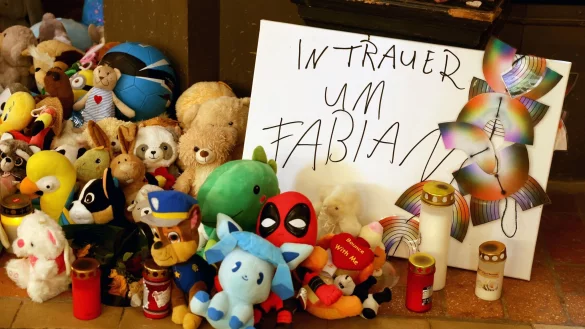 Kuscheltiere und Kerzen zum Gedenken an Fabian. - &copy; Bernd W&uuml;stneck/dpa