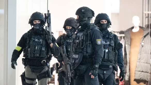 Schwer bewaffnete Polizisten durchk&auml;mmen das Nordwestzentrum in Frankfurt. - &copy; Boris Roessler/dpa