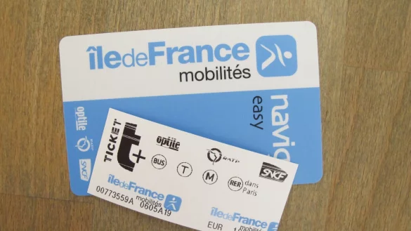 Statt Papier-Tickets gibt es in der Pariser Metro k&uuml;nftig elektronisch aufladbare Karten und Tickets auf dem Smartphone (Archivbild). - &copy; Julia Naue/dpa