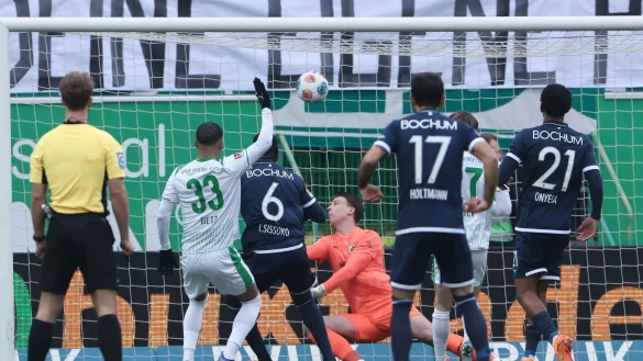 Ibrahima Sissoko (Nr. 6) schießt den Ball zum Bochumer 1:0 ins Fürther Tor. - © Daniel Löb/dpa