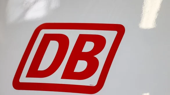 Reisende müssen auf der Rheintalbahn am Sonntag mit Beeinträchtigungen rechnen. (Symbolbild) - © Oliver Berg/dpa