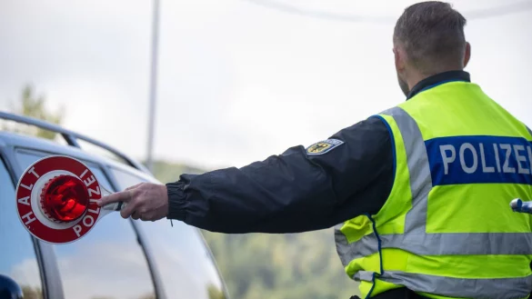 Binnengrenzkontrollen sind im Schengen-Raum eigentlich nicht vorgesehen. Bundesinnenminister Alexander Dobringt (CSU) will daran nach eigener Aussage aber vorerst festhalten. (Archivfoto) - &copy; Harald Tittel/dpa