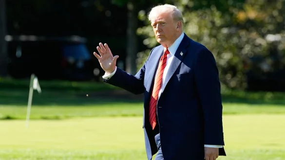 Trump kündigt zusätzliche Zölle für China in Höhe von 100 Prozent an. - © Alex Brandon/AP/dpa