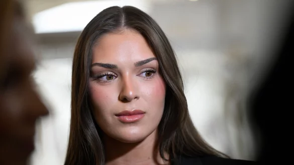 Miss Finnland Sarah Dzafce hat ihren Titel und ihre Krone verloren. - © Emmi Korhonen/Lehtikuva/dpa