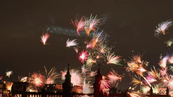Feuerwerk an Silvester wie hier in Berlin ist beliebt in Deutschland - trotz aller Debatten um Umweltsch&auml;den (Archivbild) - &copy; Paul Zinken/dpa