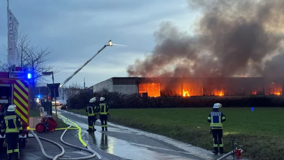 Wegen der Rauchentwicklung bei einem Lagerhallenbrand in Bielefeld wurde eine Warnung an die Bevölkerung herausgegeben. - © Christian Müller/dpa